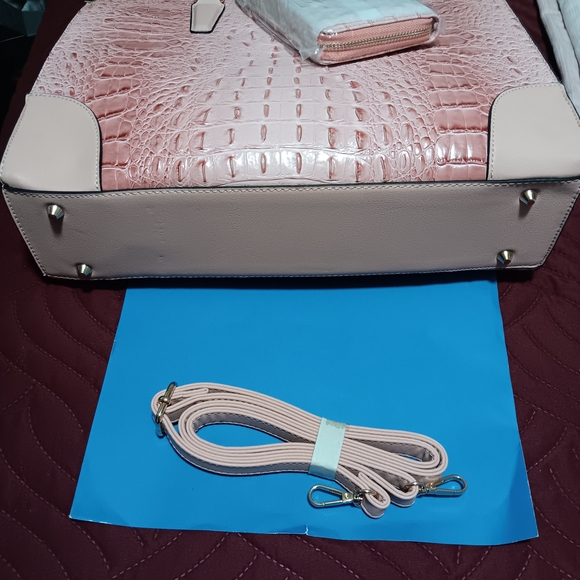 Elegant Pink Crocodile-Embossed Women's Bag - Picture 5 of 5